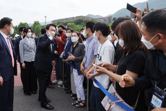 윤석열 대통령과 김건희 여사가 지난 19일 충북 충주시 중앙경찰학교에서 열린 310기 졸업식이 끝난 뒤 졸업생 가족들과 인사하고 있다. <연합뉴스>